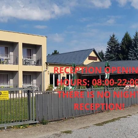 Grill Terasz Etterem Es Szallashely Mezokovesd Luaran gambar
