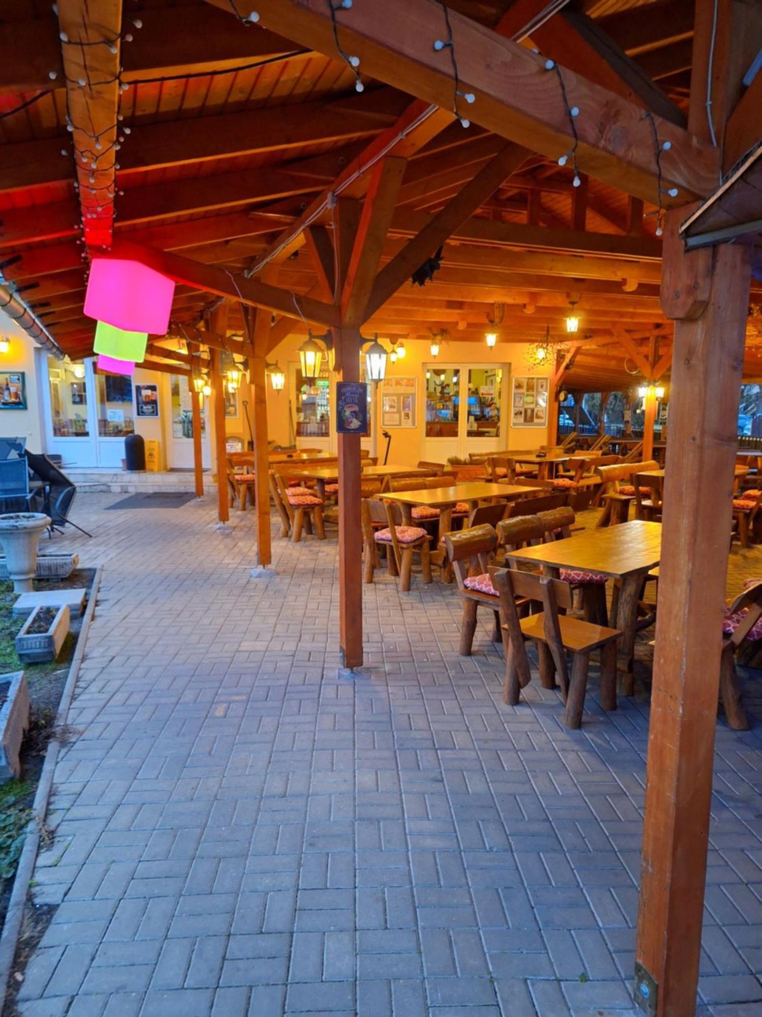 Grill Terasz Etterem Es Szallashely Mezokovesd Luaran gambar