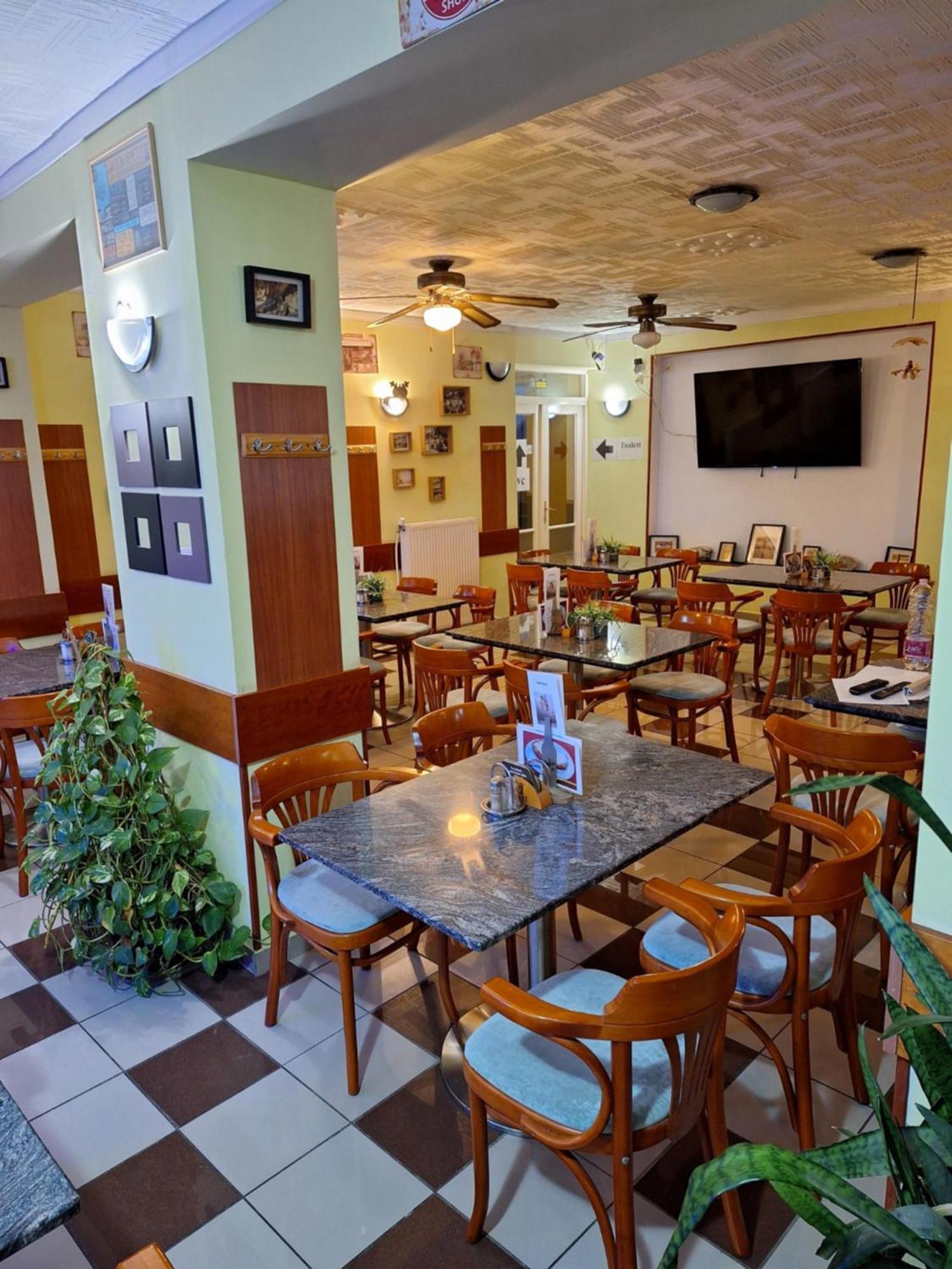 Grill Terasz Etterem Es Szallashely Mezokovesd Luaran gambar